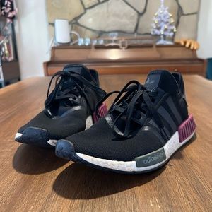 Men’s Adidas black sneakers with red detail